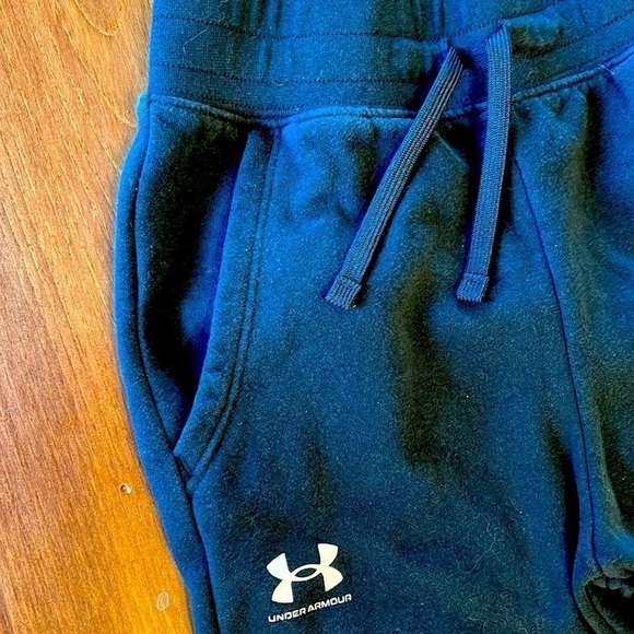 Under armour youth medium sweat pants in black - Picture 2 of 4